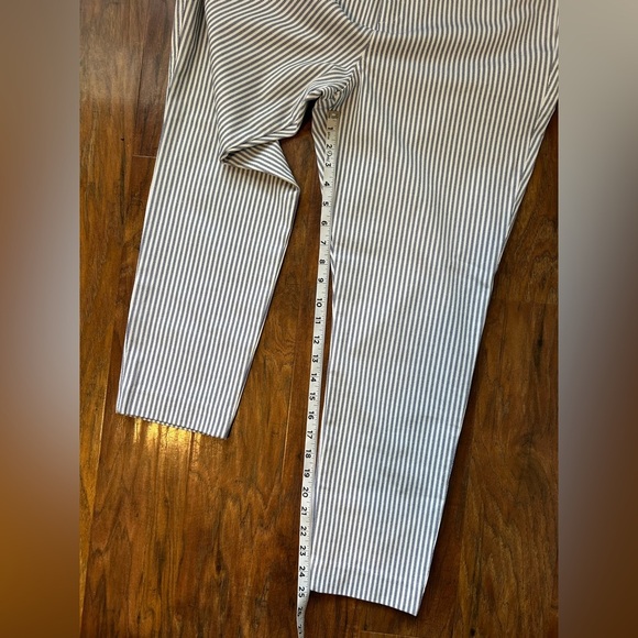 Old Navy Pin Striped Women's Capri Pants Size 14 Cotton Blend Fall - Picture 9 of 9